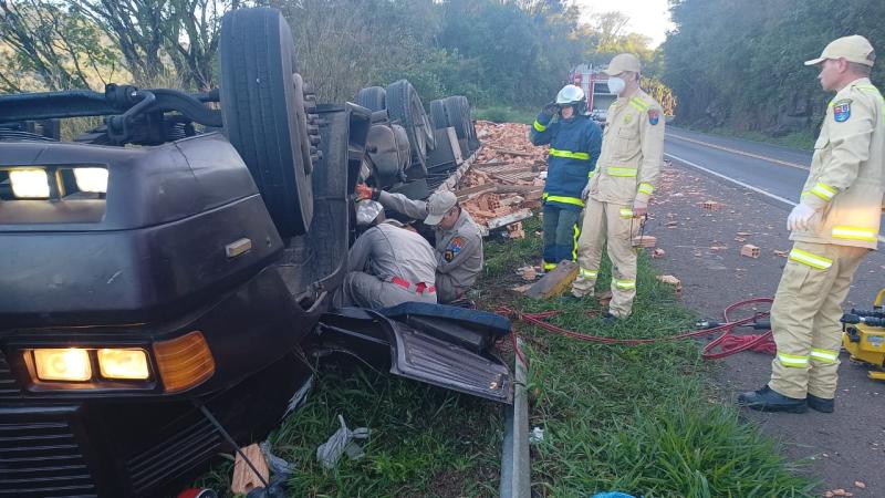 Candói: Motorista morre após tombar caminhão carregado com tijolos 