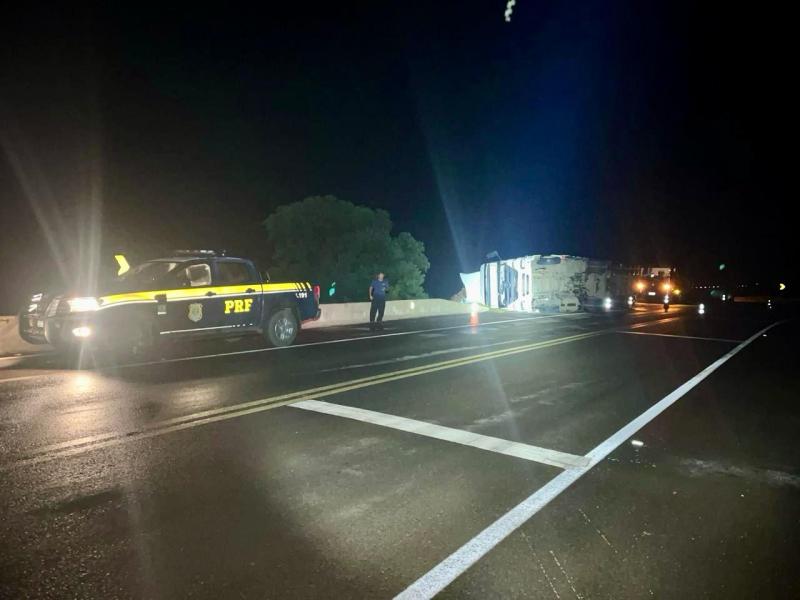 Candói: Caminhão carregado com papelão tomba na BR 277