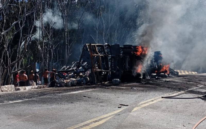 N. Laranjeiras: Motorista morre carbonizado após caminhão tombar na rodovia BR 277
