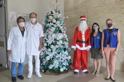 Lions e Leo Clube de Laranjeiras do Sul levam alegria e presentes a crianÃ§as hospitalizadas 