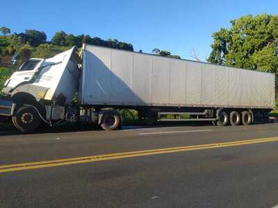 Cantagalo: Acidente envolvendo duas carretas Ã© registrado na BR 277