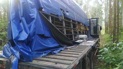 N. Laranjeiras: CaminhÃ£o roubado em SC Ã© encontrado abandonado no Rio Guarani