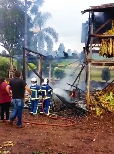 Virmond: BarracÃ£o de fumo Ã© destruÃ­do pelo fogo no interior do municÃ­pio