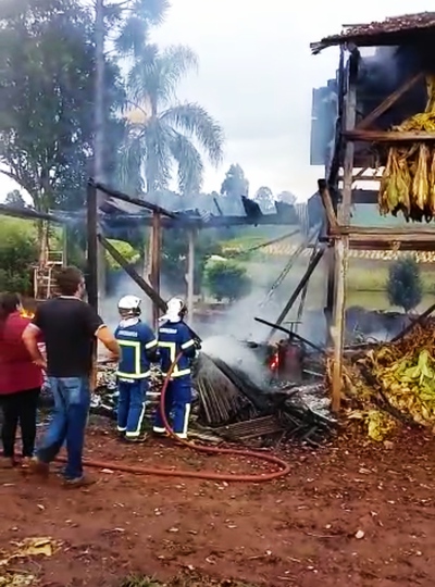 Virmond: Barracão de fumo é destruído pelo fogo no interior do município