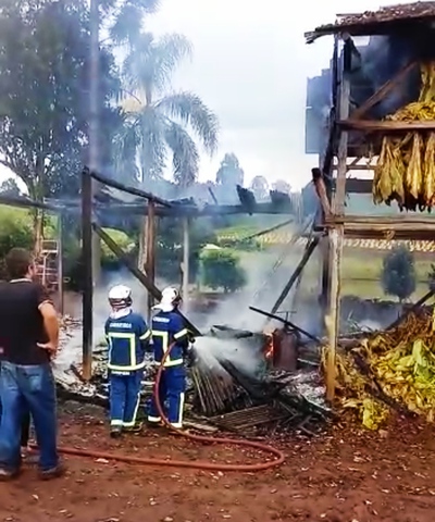 Virmond: Barracão de fumo é destruído pelo fogo no interior do município