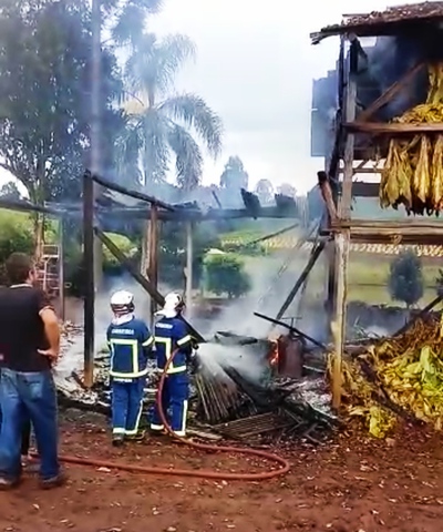 Virmond: BarracÃ£o de fumo Ã© destruÃ­do pelo fogo no interior do municÃ­pio