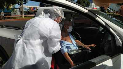 Laranjeiras: Secretaria de Saúde iniciou hoje (09) a vacinação dos idosos acima de 90 anos