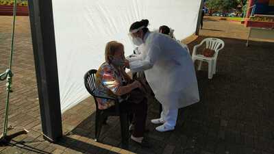 Laranjeiras: Secretaria de Saúde iniciou hoje (09) a vacinação dos idosos acima de 90 anos