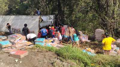 N. Laranjeiras: CaminhÃ£o carregado com carne de frango tomba na BR 277