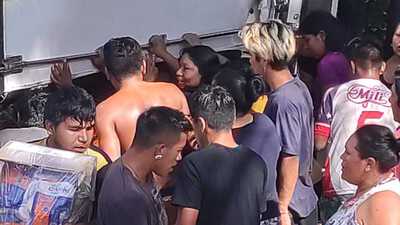 N. Laranjeiras: CaminhÃ£o carregado com carne de frango tomba na BR 277