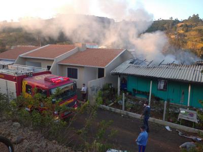 N. Laranjeiras: Casa situada atrás do Restaurante Martelo pega fogo