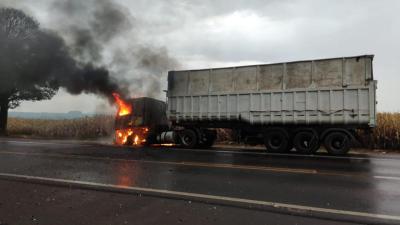 Catanduvas: CaminhÃ£o pega fogo na BR 277 prÃ³ximo ao posto da PRF