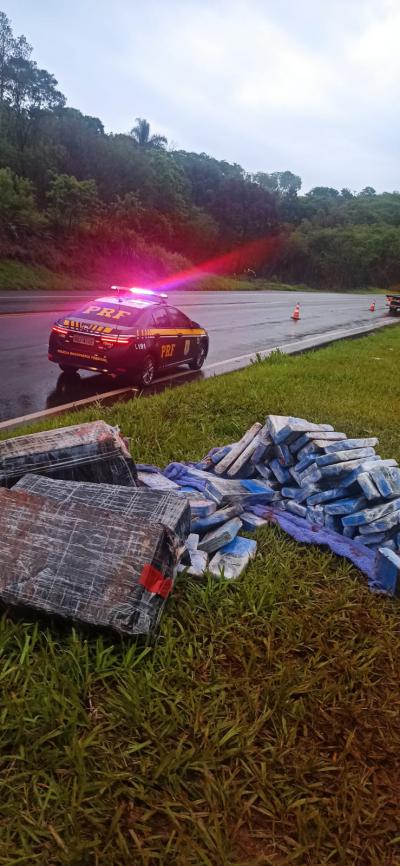 Cantagalo: VeÃ­culo carregado com maconha capota na BR 277
