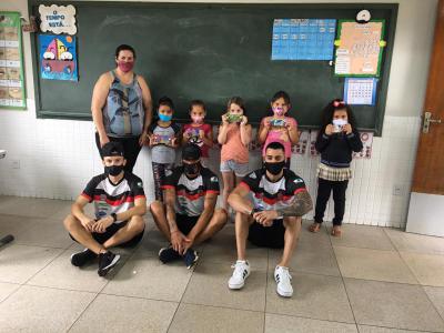  Torcida Sangue Rubro Negro e Jogadores do Operário do Feminino e masculino fizeram a entrega dos brinquedos da Ação entre Amigos.