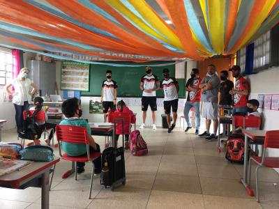  Torcida Sangue Rubro Negro e Jogadores do Operário do Feminino e masculino fizeram a entrega dos brinquedos da Ação entre Amigos.