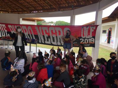  Torcida Sangue Rubro Negro e Jogadores do Operário do Feminino e masculino fizeram a entrega dos brinquedos da Ação entre Amigos.