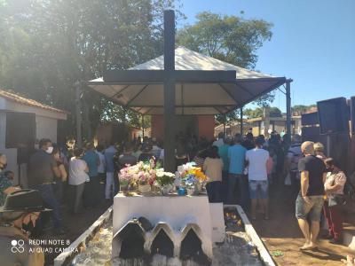 Fiéis participam da celebração da missa do Dia de Finados no Cemitério Municipal de Laranjeiras