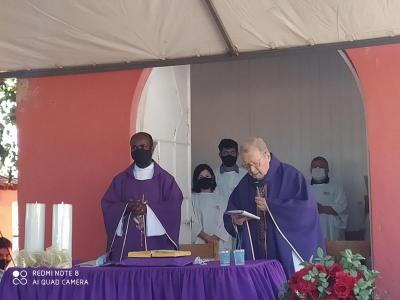 Fiéis participam da celebração da missa do Dia de Finados no Cemitério Municipal de Laranjeiras