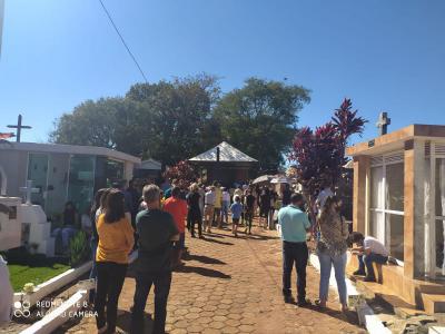 Fiéis participam da celebração da missa do Dia de Finados no Cemitério Municipal de Laranjeiras