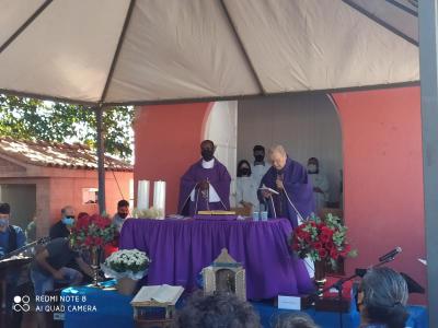 Fiéis participam da celebração da missa do Dia de Finados no Cemitério Municipal de Laranjeiras