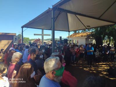 Fiéis participam da celebração da missa do Dia de Finados no Cemitério Municipal de Laranjeiras