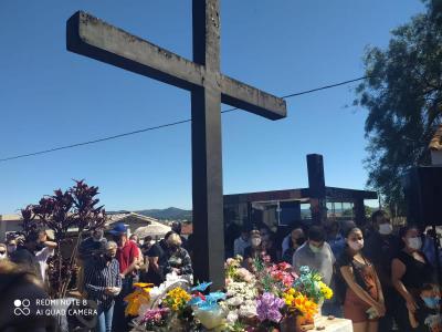 Fiéis participam da celebração da missa do Dia de Finados no Cemitério Municipal de Laranjeiras