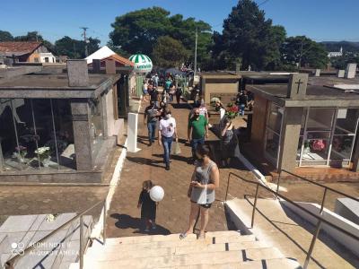 Fiéis participam da celebração da missa do Dia de Finados no Cemitério Municipal de Laranjeiras