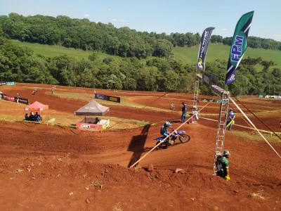 Casa Cheia em Rio Bonito do Iguaçu para prestigiar o Paranaense de Motocross e Rodeio Coutry