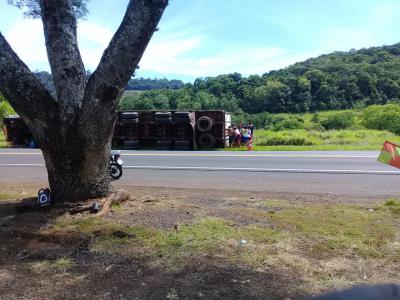 Laranjeiras: PRF atendeu dois tombamentos de carretas na BR 277