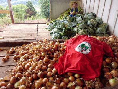 “Natal Sem Fome”: Famílias do MST, posseiros e faxinalenses partilham  alimentos em Pinhão (PR), nesta sexta (17) 