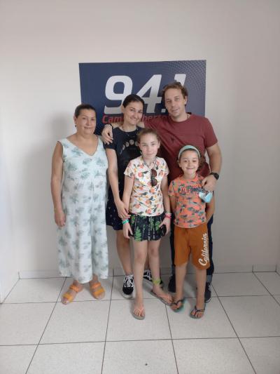 Família enraizada em Laranjeiras do Sul que vive Na Suiça visitou a Campo Aberto FM