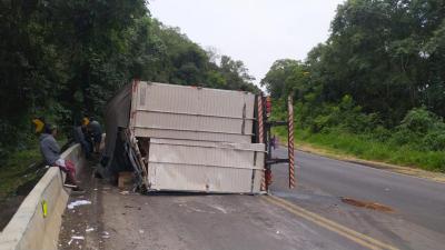 N. Laranjeiras: Carreta carregada com papel higiênico tomba na BR 277