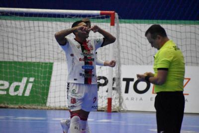 Operário Laranjeiras leva dois gols no final da partida do Pato Futsal e se despede da Copa do Brasil