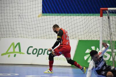 Operário Laranjeiras leva dois gols no final da partida do Pato Futsal e se despede da Copa do Brasil