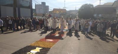 Paróquia Sant’Ana celebrou Corpus Christi com o retorno da procissão e missa campal