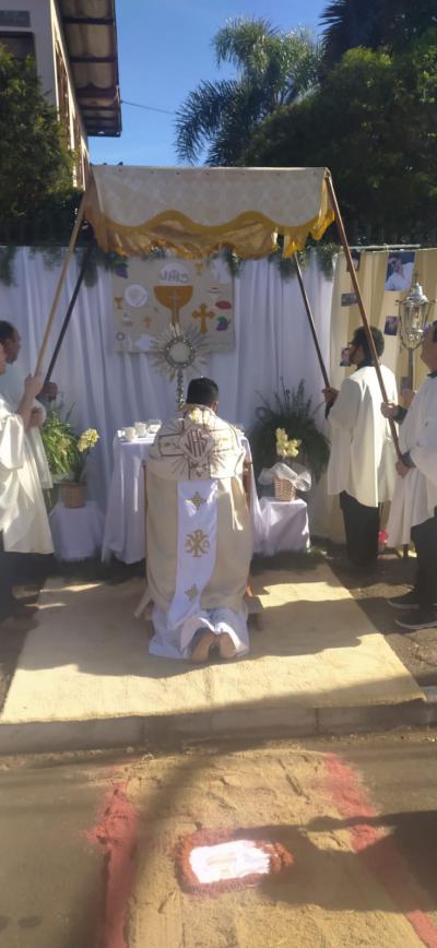 Paróquia Sant’Ana celebrou Corpus Christi com o retorno da procissão e missa campal