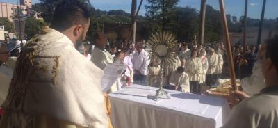 Paróquia Sant’Ana celebrou Corpus Christi com o retorno da procissão e missa campal