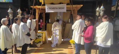 Paróquia Sant’Ana celebrou Corpus Christi com o retorno da procissão e missa campal