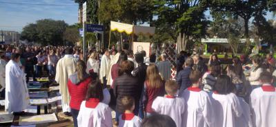 Paróquia Sant’Ana celebrou Corpus Christi com o retorno da procissão e missa campal