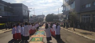 Paróquia Sant’Ana celebrou Corpus Christi com o retorno da procissão e missa campal