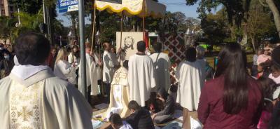 Paróquia Sant’Ana celebrou Corpus Christi com o retorno da procissão e missa campal