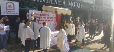 Paróquia Sant’Ana celebrou Corpus Christi com o retorno da procissão e missa campal