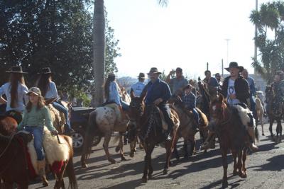 Cavalgada da Padroeira Sant’Ana reúne dezenas de cavaleiros