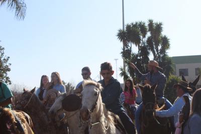 Cavalgada da Padroeira Sant’Ana reúne dezenas de cavaleiros