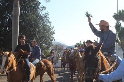 Cavalgada da Padroeira Sant’Ana reúne dezenas de cavaleiros