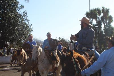 Cavalgada da Padroeira Sant’Ana reúne dezenas de cavaleiros