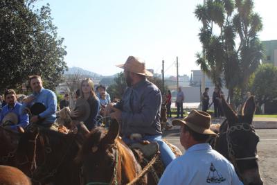 Cavalgada da Padroeira Sant’Ana reúne dezenas de cavaleiros