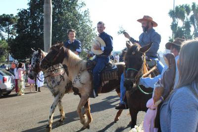 Cavalgada da Padroeira Sant’Ana reúne dezenas de cavaleiros