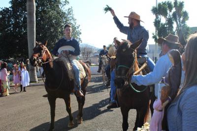 Cavalgada da Padroeira Sant’Ana reúne dezenas de cavaleiros