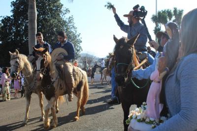 Cavalgada da Padroeira Sant’Ana reúne dezenas de cavaleiros